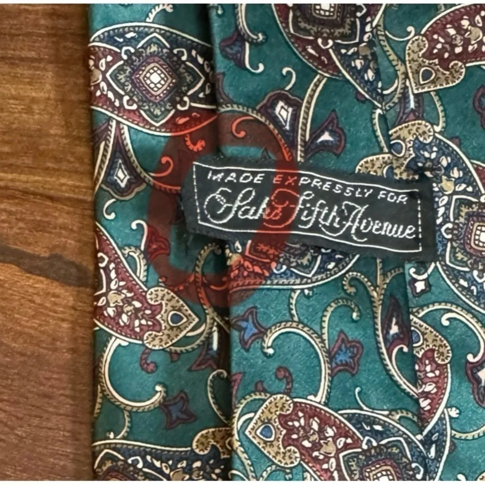 🌿SALE🌿SAKS Fifth Avenue All Silk Green Paisley Print Necktie